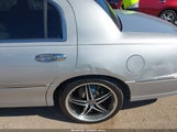Lincoln Town Car Signature 1LNFM82W5WY678246 photo