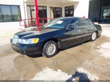 Lincoln Town Car Signature 1LNFM82WXWY689372 photo