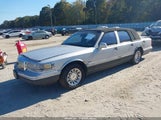 Lincoln Town Car Signature 1LNLM82W4VY738373 снимка