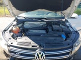 Volkswagen Tiguan R-Line WVGAV7AX7FW608738 fotografie