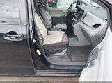 Toyota Sienna Le 8 Passenger 5TDKZ3DC0JS927664 снимка