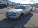 Lincoln Town Car Signature Limited 2LNHM82V59X622733 fotografie