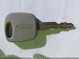 Lincoln Town Car Signature 1LNHM82W52Y608961 снимка