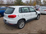 Volkswagen Tiguan 2.0T/2.0T S WVGAV7AXXHK049454 снимка