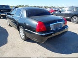 Lincoln Town Car Signature Limited 2LNBL8CV8BX755144 снимка