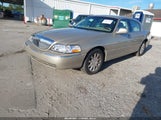 Lincoln Town Car Signature Limited 2LNHM82V79X631739 снимка