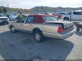Lincoln Town Car Signature 1LNLM82W0VY743540 снимка