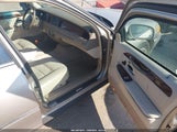 Lincoln Town Car Signature 1LNHM82W72Y614339 снимка