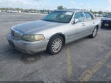 Lincoln Town Car Signature 1LNHM81W75Y637691 снимка