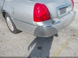 Lincoln Town Car Signature 1LNHM81W75Y637691 снимка