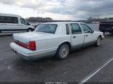 Lincoln Town Car Signature 1LNLM82W4NY715725 photo