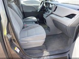 Toyota Sienna Le 8 Passenger 5TDKZ3DC3JS907201 снимка