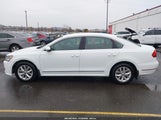 Volkswagen Passat 1.8T S 1VWAT7A3XHC017909 снимка
