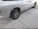 Chrysler Town And Country 1C4DP64L9YB676965 снимка