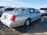 Lincoln Town Car Executive 1LNFM81W4WY684945 fotografie