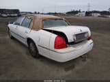 Lincoln Town Car Signature 1LNHM81W05Y658477 fotografie
