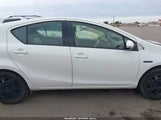 Toyota Prius C One JTDKDTB32F1577783 снимка