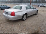 Lincoln Town Car Signature 1LNHM82W33Y692358 снимка
