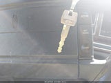 Lincoln Town Car Signature 1LNLM82W7NY675379 photo