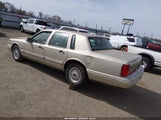 Lincoln Town Car Signature 1LNLM82W9VY739692 photo