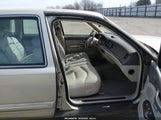 Lincoln Town Car Signature 1LNLM82W9VY739692 снимка