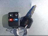 Lincoln Town Car Signature Limited 1LNHM82WX5Y601895 снимка
