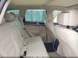 Volkswagen Touareg V6 Executive WVGGF7BP7HD005888 photo
