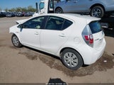 Toyota Prius C Two JTDKDTB32E1562070 снимка