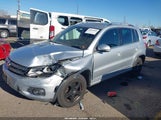 Volkswagen Tiguan R-Line WVGAV7AX9FW074366 photo