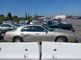 Lincoln Town Car Signature 1LNHM81W57Y627230 снимка