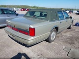 Lincoln Town Car Signature 1LNLM82W7VY699956 снимка