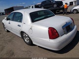 Lincoln Town Car Signature 1LNHM82W3YY923556 photo