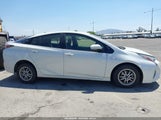 Toyota Prius Two JTDKBRFU3J3072182 снимка