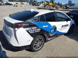 Toyota Prius Two JTDKBRFUXG3022582 снимка