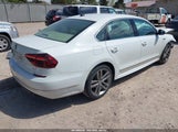 Volkswagen Passat 1.8T R-Line 1VWDT7A3XHC052981 photo