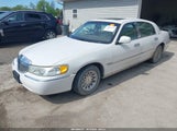 Lincoln Town Car Signature 1LNFM82W0WY723187 снимка