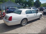 Lincoln Town Car Signature 1LNFM82W0WY723187 photo