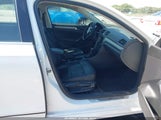 Volkswagen Passat 1.8T R-Line 1VWAT7A3XGC032053 photo