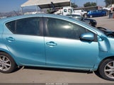 Toyota Prius C Four JTDKDTB34C1026640 fotografie