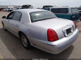 Lincoln Town Car Signature 1LNHM82W82Y605567 снимка