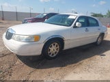 Lincoln Town Car Signature 1LNHM82W22Y650178 photo