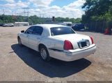 Lincoln Town Car Executive 1LNHM81W6YY813201 снимка