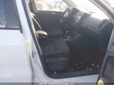 Volkswagen Tiguan WVGJV3AX9EW616055 снимка