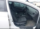 Hyundai Elantra Le 5NPD74LF7HH158502 снимка