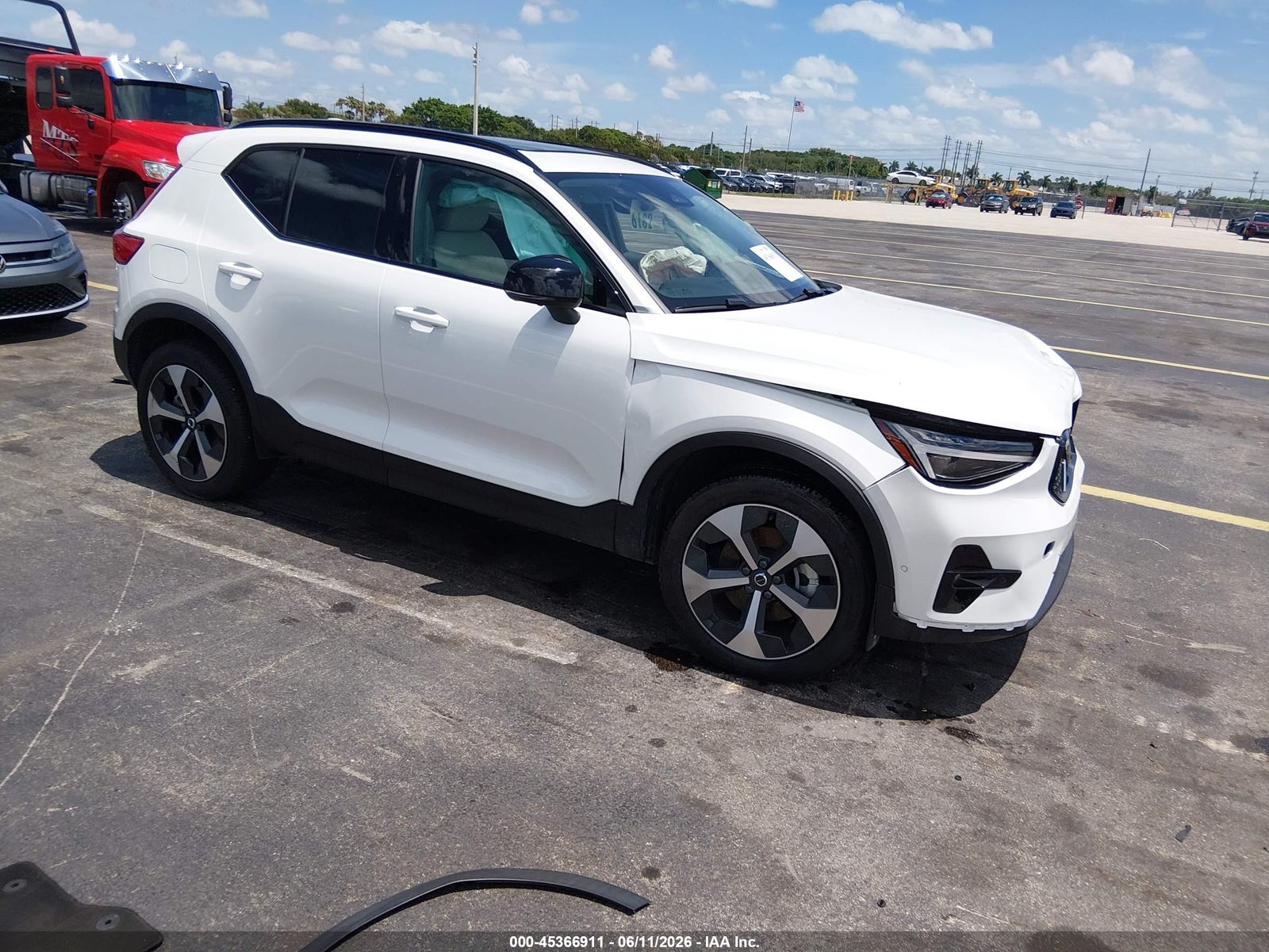 2026 VOLVO XC40 PLUS, B5 AWD GAS (MILD HYBRID), DARK