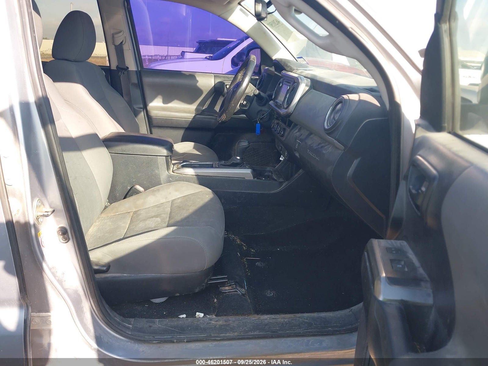 2018 Toyota Tacoma, auction photo 5