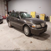 2005 Lincoln Town Car Signature Limited