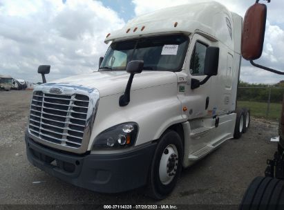 2016 FREIGHTLINER CASCADIA 125 White  Diesel 3AKJGLD58GSHM0122 photo #3