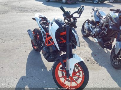 2020 KTM 390 DUKE White  Gasoline MD2JPJ403LC279439 photo #1