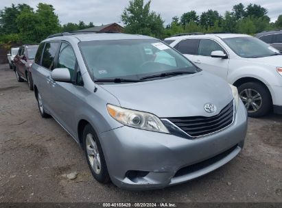 2011 TOYOTA SIENNA LE V6/LE V6 AUTO ACCESS SEAT Silver  Gasoline 5TDKK3DC5BS121955 photo #1